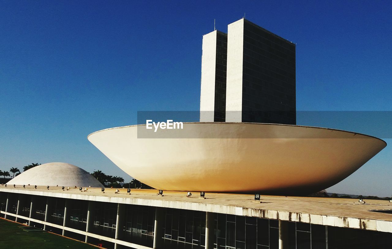 LOW ANGLE VIEW OF BUILDING AGAINST CLEAR BLUE SKY