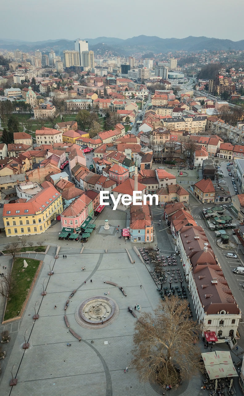 HIGH ANGLE VIEW OF TOWNSCAPE AGAINST SKY IN TOWN