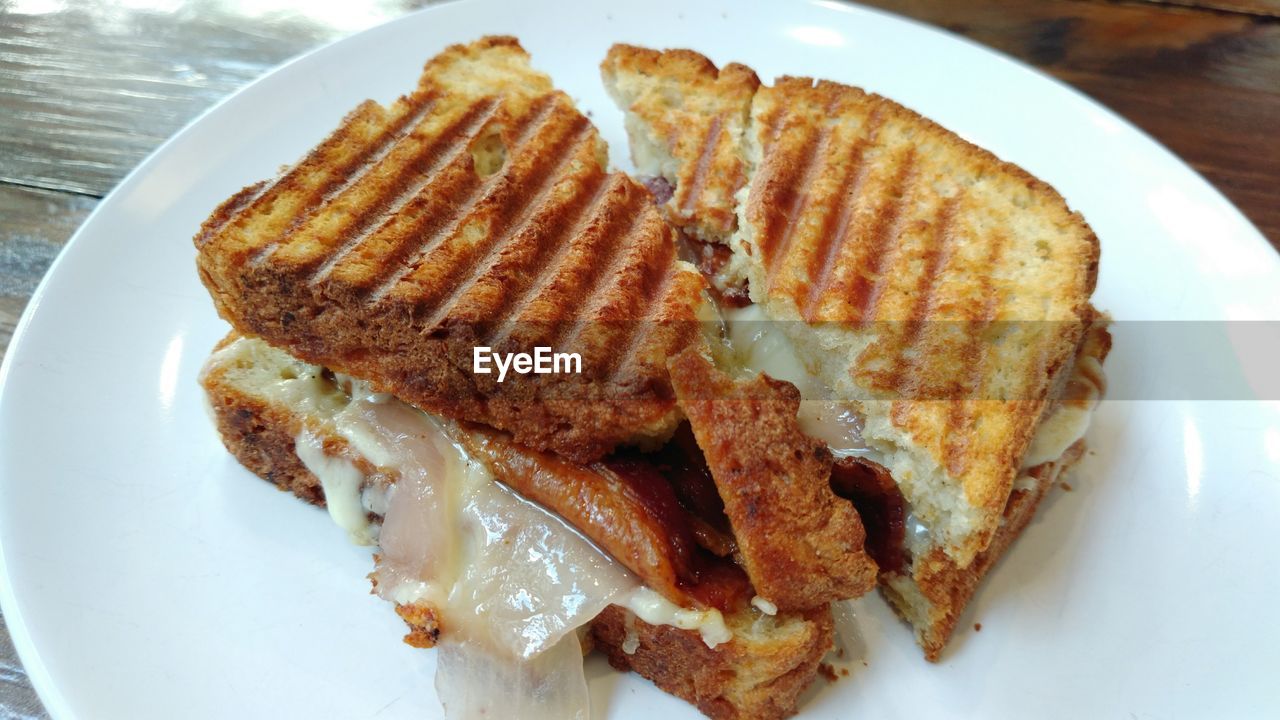 HIGH ANGLE VIEW OF BURGER ON PLATE