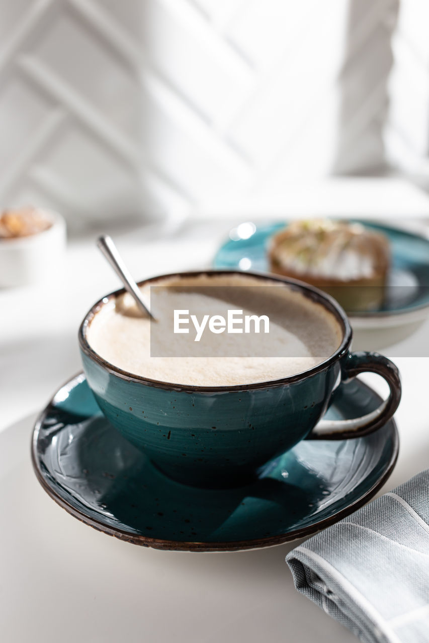 CLOSE-UP OF COFFEE CUP