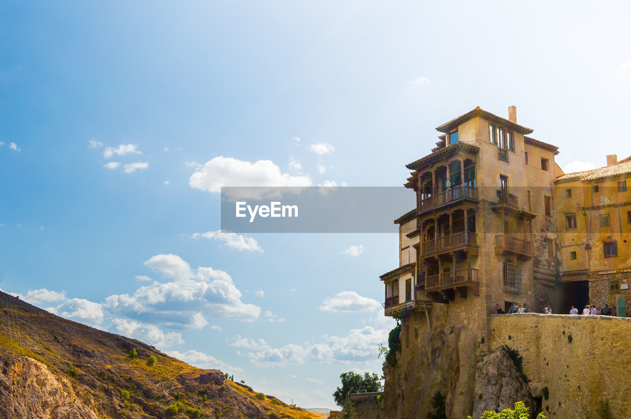 LOW ANGLE VIEW OF BUILDINGS IN CITY