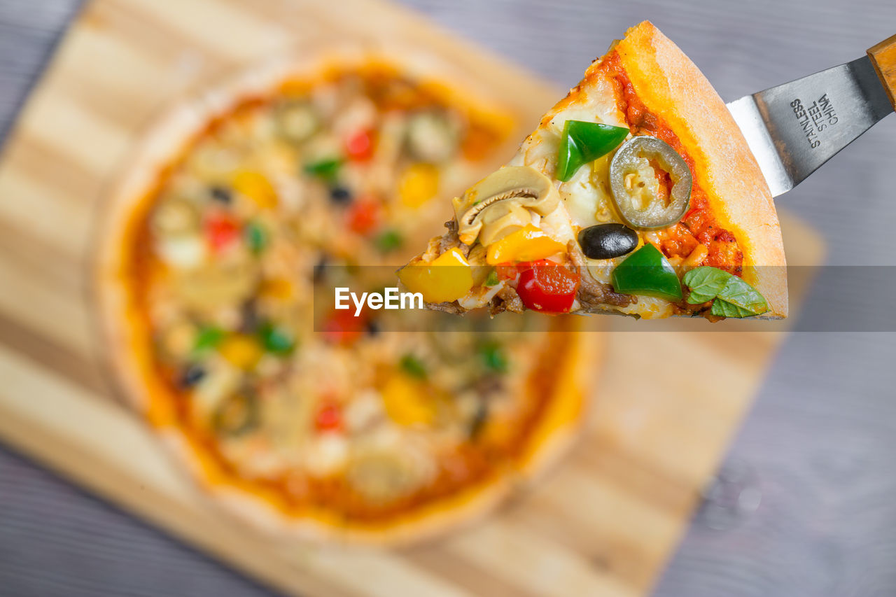 CLOSE-UP OF PIZZA ON TABLE