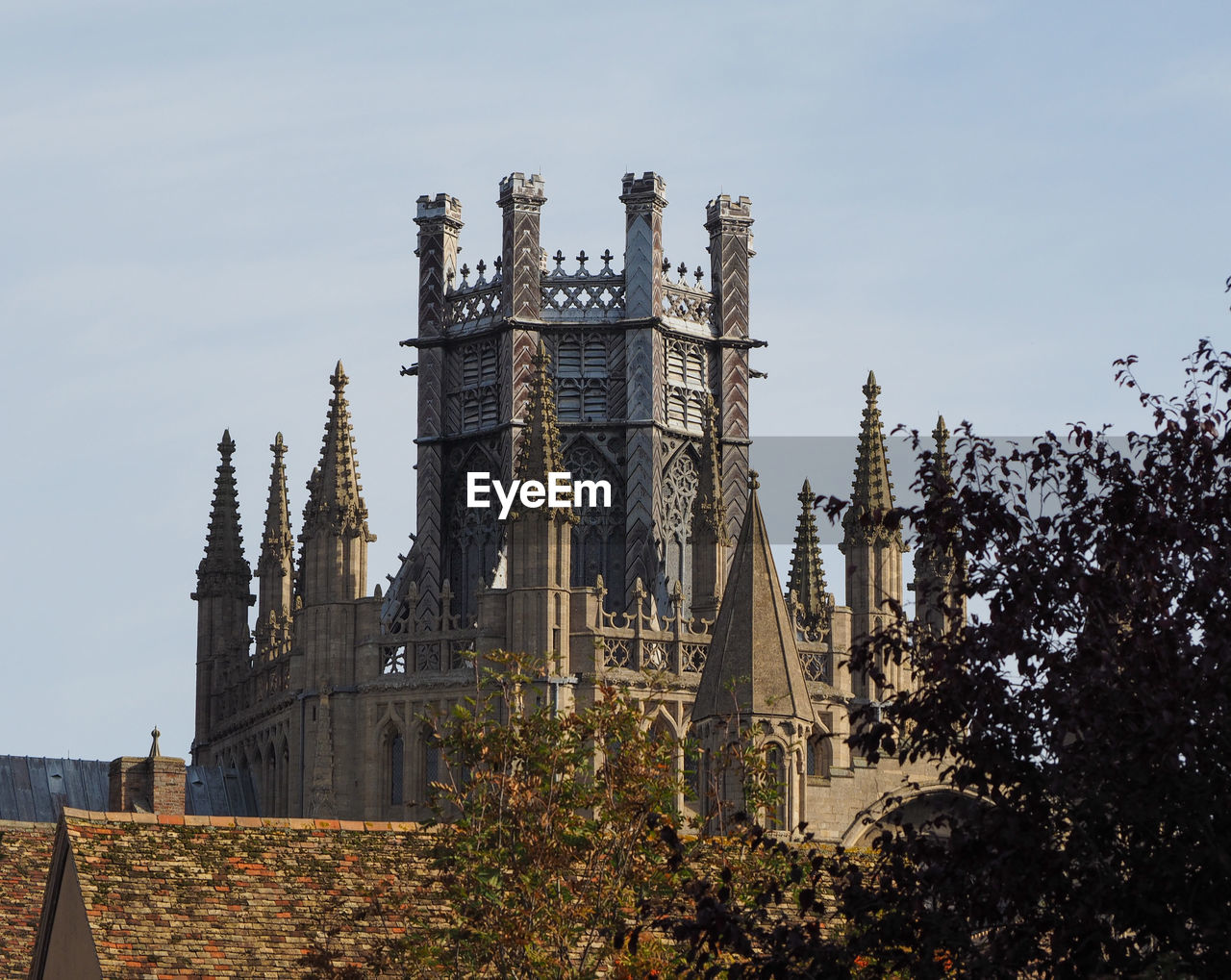 LOW ANGLE VIEW OF TEMPLE BUILDING