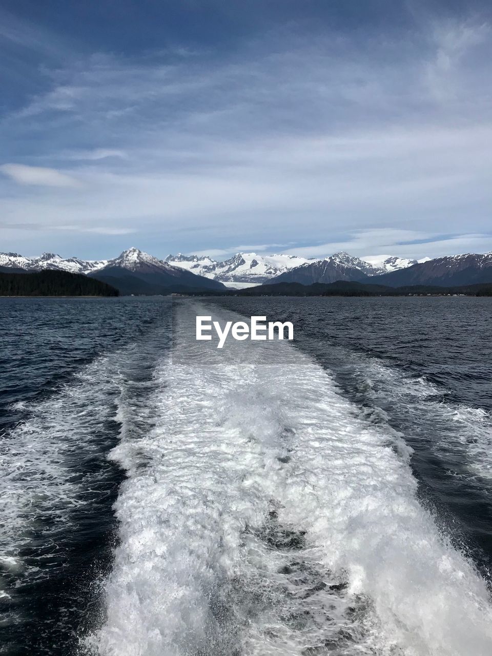 SCENIC VIEW OF SEA BY MOUNTAINS AGAINST SKY