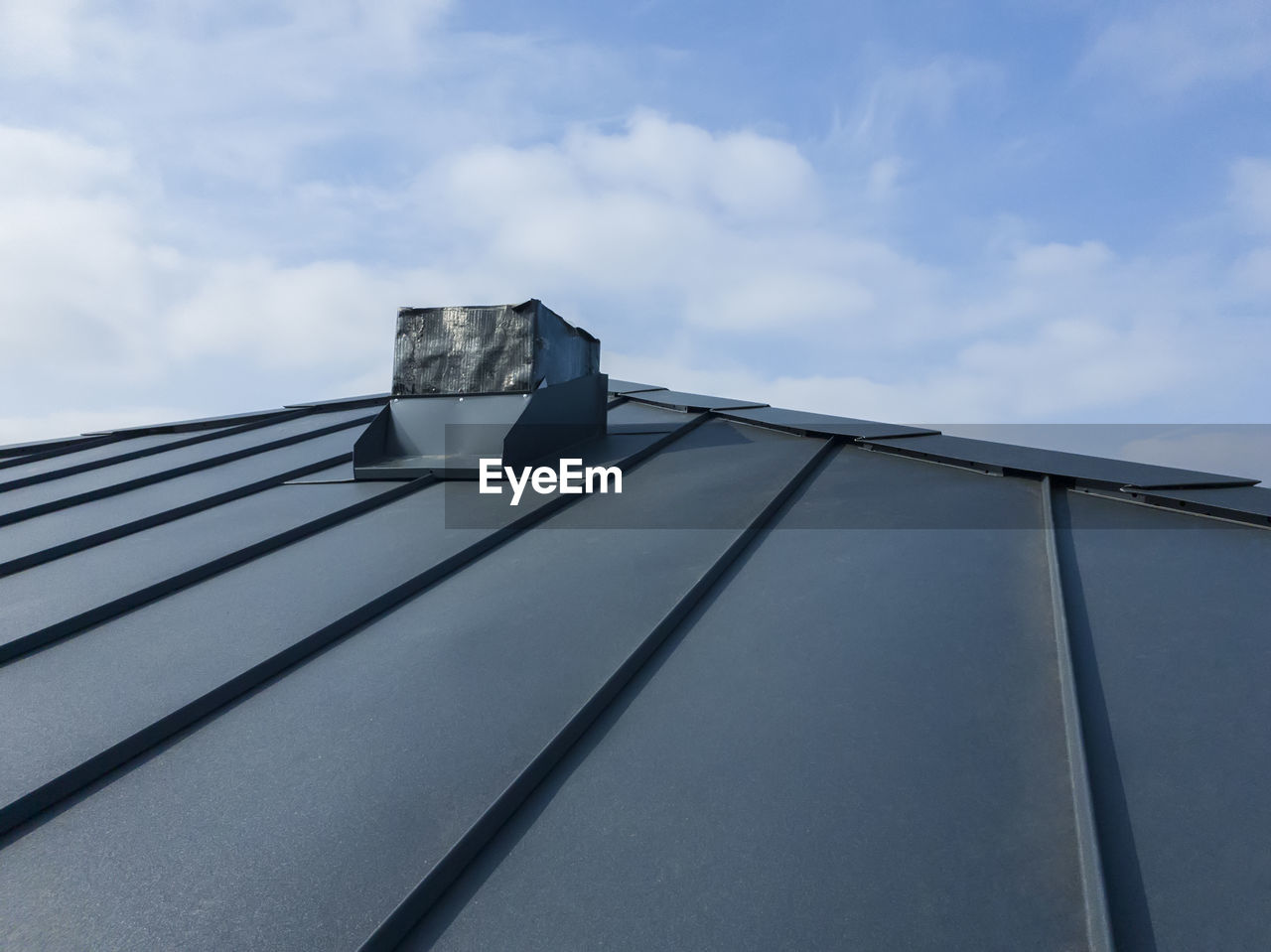 LOW ANGLE VIEW OF ROOF AGAINST BUILDING