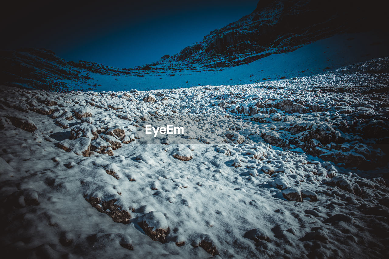 SCENIC VIEW OF SNOWCAPPED MOUNTAIN AGAINST BLUE SKY