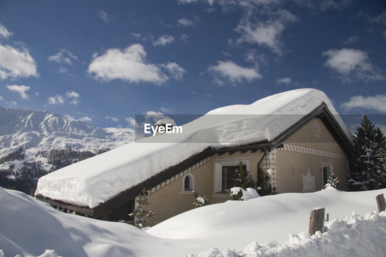 SNOWCAPPED MOUNTAINS AGAINST SKY