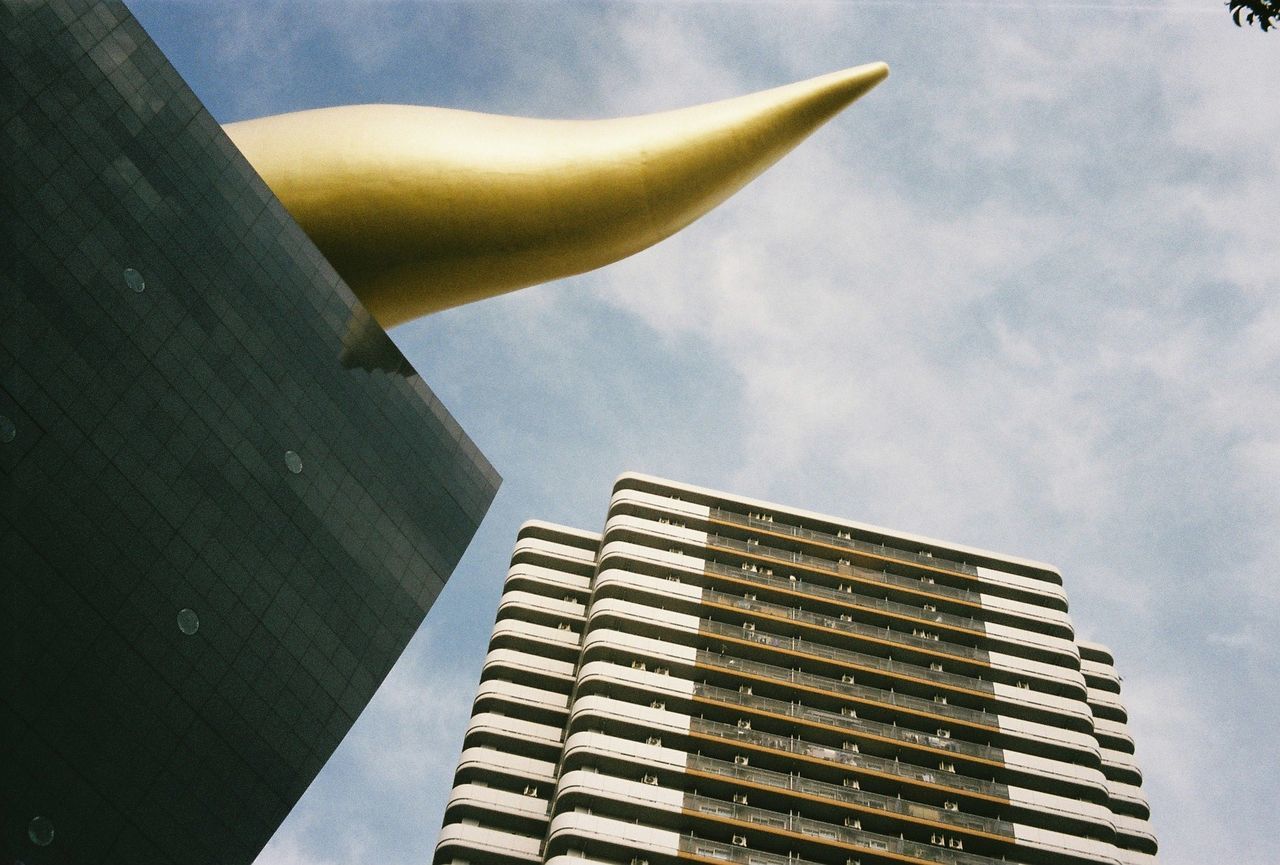 LOW ANGLE VIEW OF MODERN BUILDING