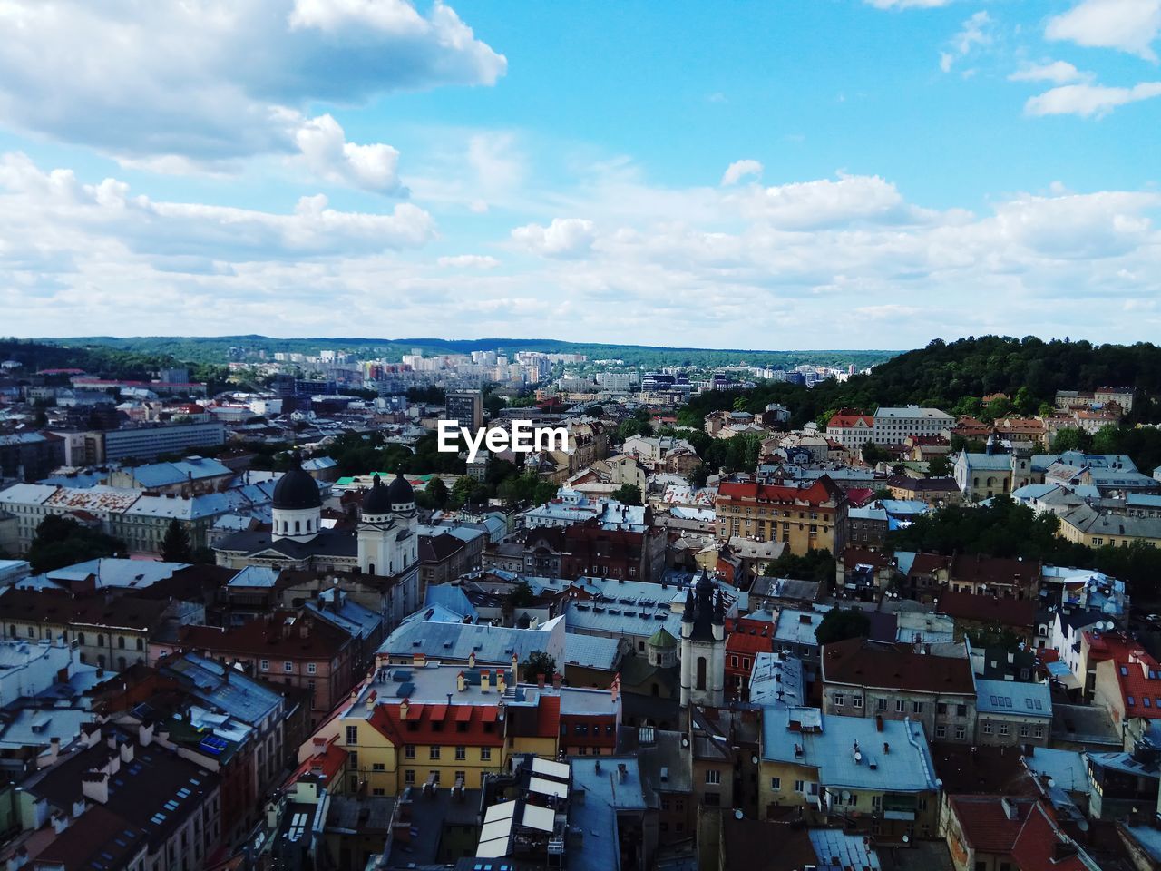 HIGH ANGLE VIEW OF TOWNSCAPE AGAINST SKY IN CITY