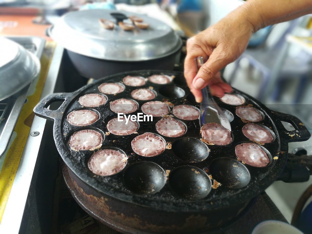 CLOSE-UP OF PERSON PREPARING FOOD