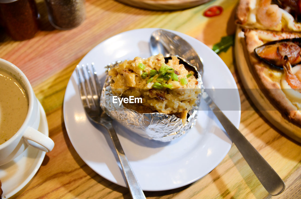 HIGH ANGLE VIEW OF FOOD IN PLATE