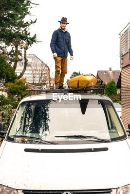 Stand on car roof sales