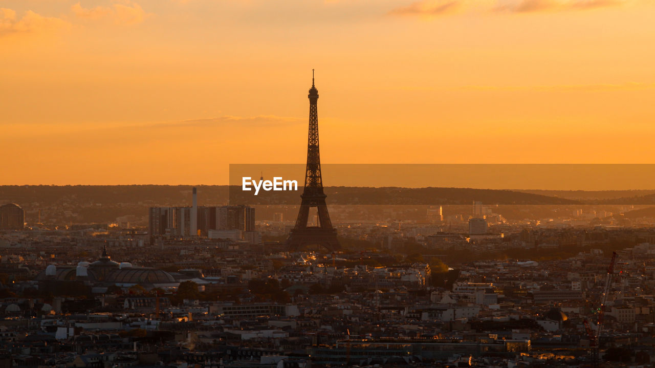 Eiffel tower in golden hour
