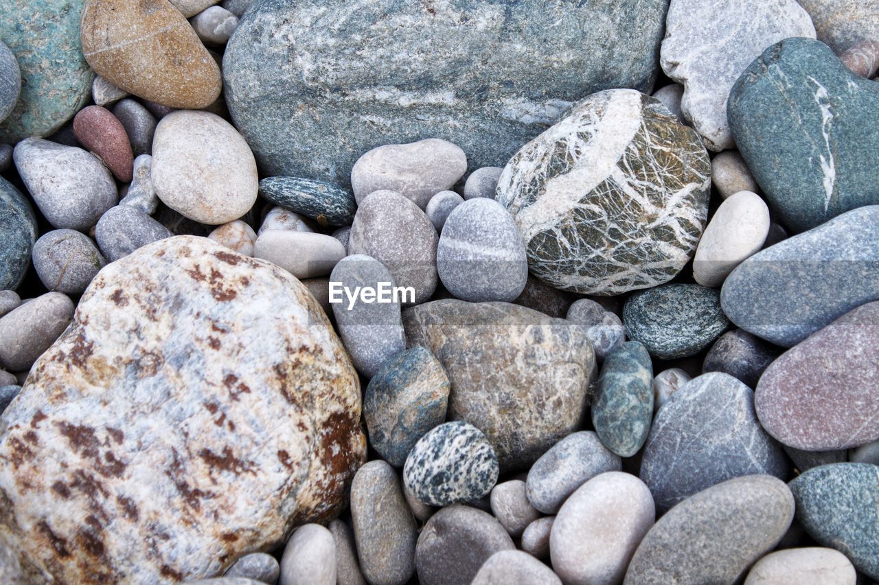 FULL FRAME SHOT OF STONES ON PEBBLES