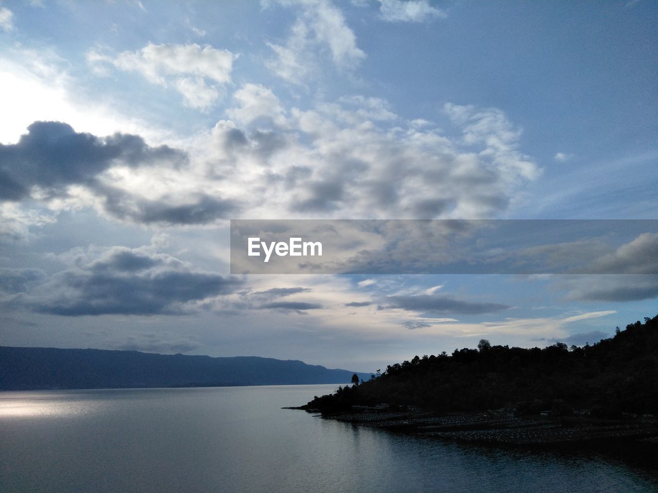 SCENIC VIEW OF CLOUDY SKY OVER SEA