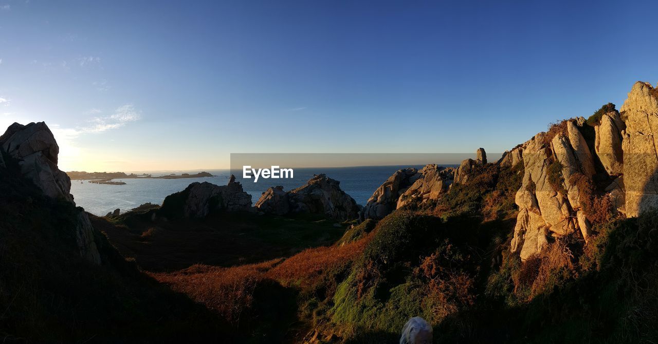 SCENIC VIEW OF SEA AND MOUNTAINS AGAINST SKY