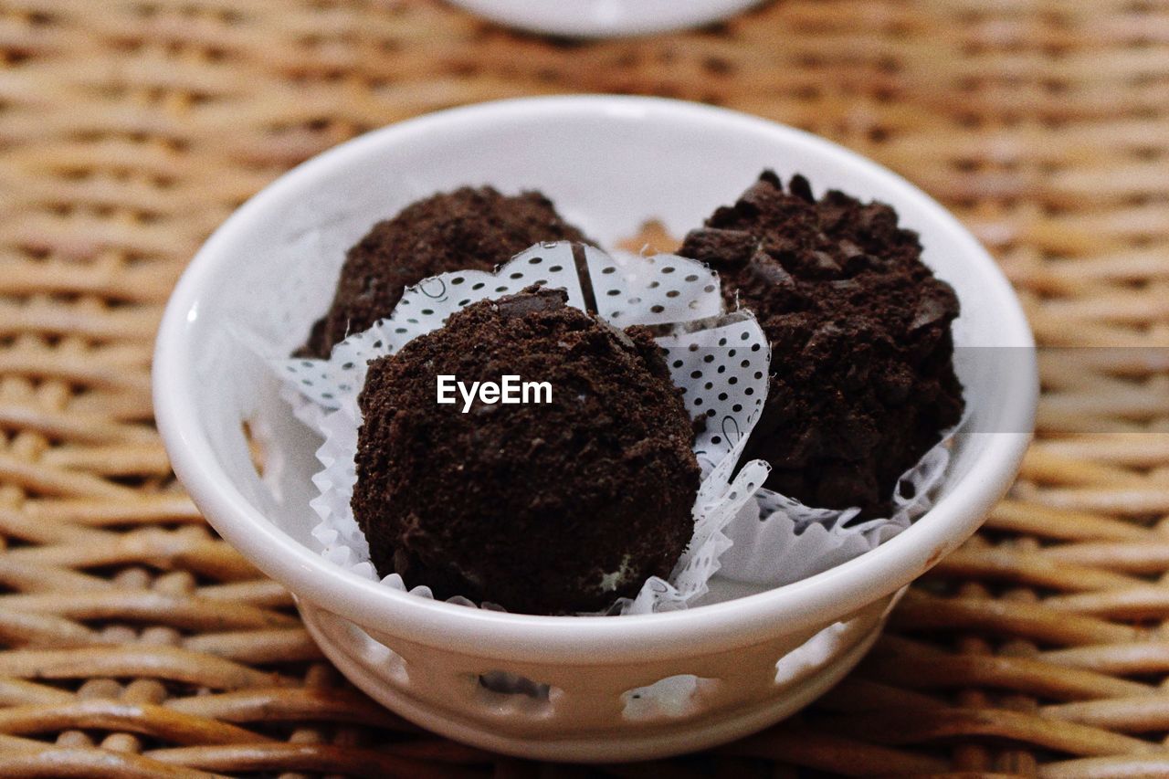 CLOSE-UP OF CHOCOLATE CAKE