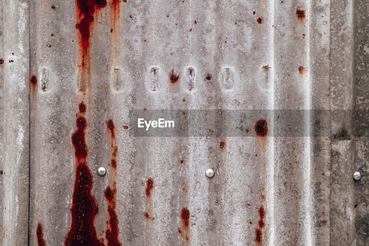 full frame, backgrounds, red, wall, no people, wall - building feature, textured, weathered, wood, old, metal, built structure, pattern, rust, close-up, architecture, day, rusty, damaged, decline, leaf, deterioration, outdoors, stained, rough, bad condition, rundown