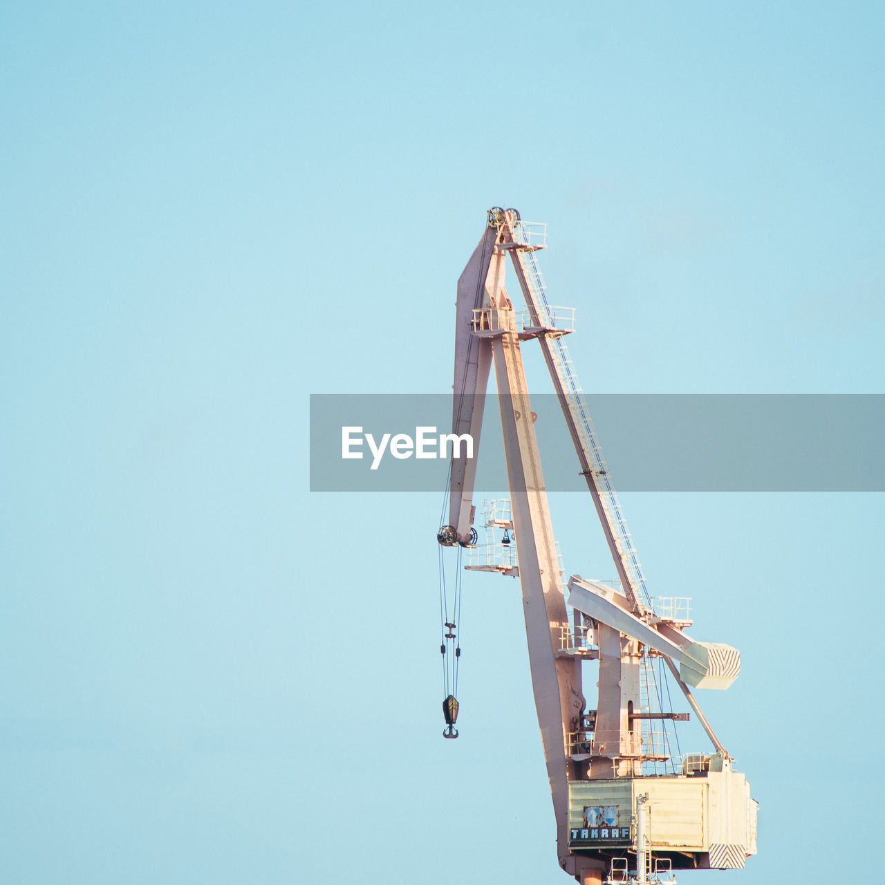 LOW ANGLE VIEW OF CRANE AGAINST CLEAR SKY