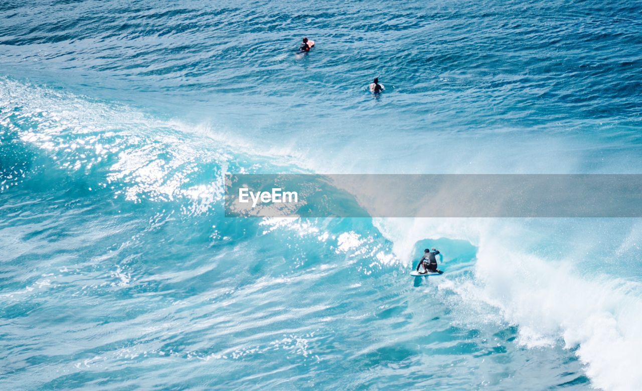 Man surfing in honolua bay