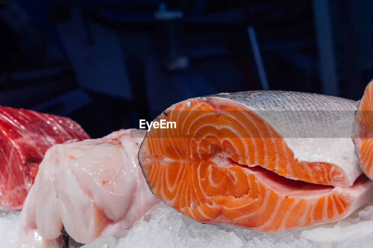 CLOSE-UP OF SUSHI ON TRAY