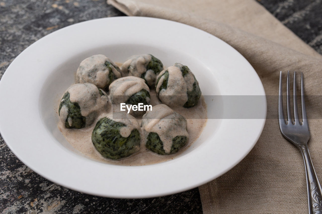 HIGH ANGLE VIEW OF FOOD SERVED ON TABLE
