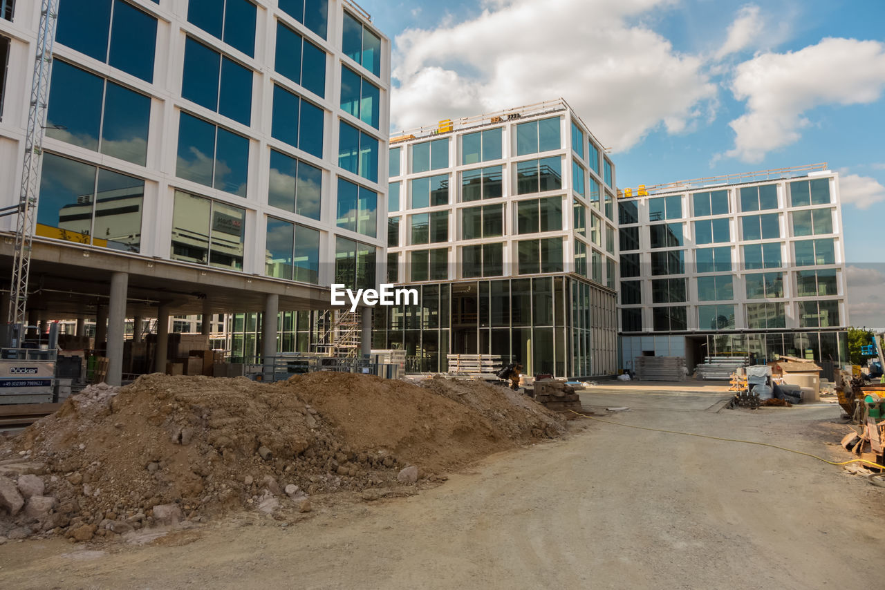 VIEW OF BUILDING BY CONSTRUCTION SITE AGAINST SKY