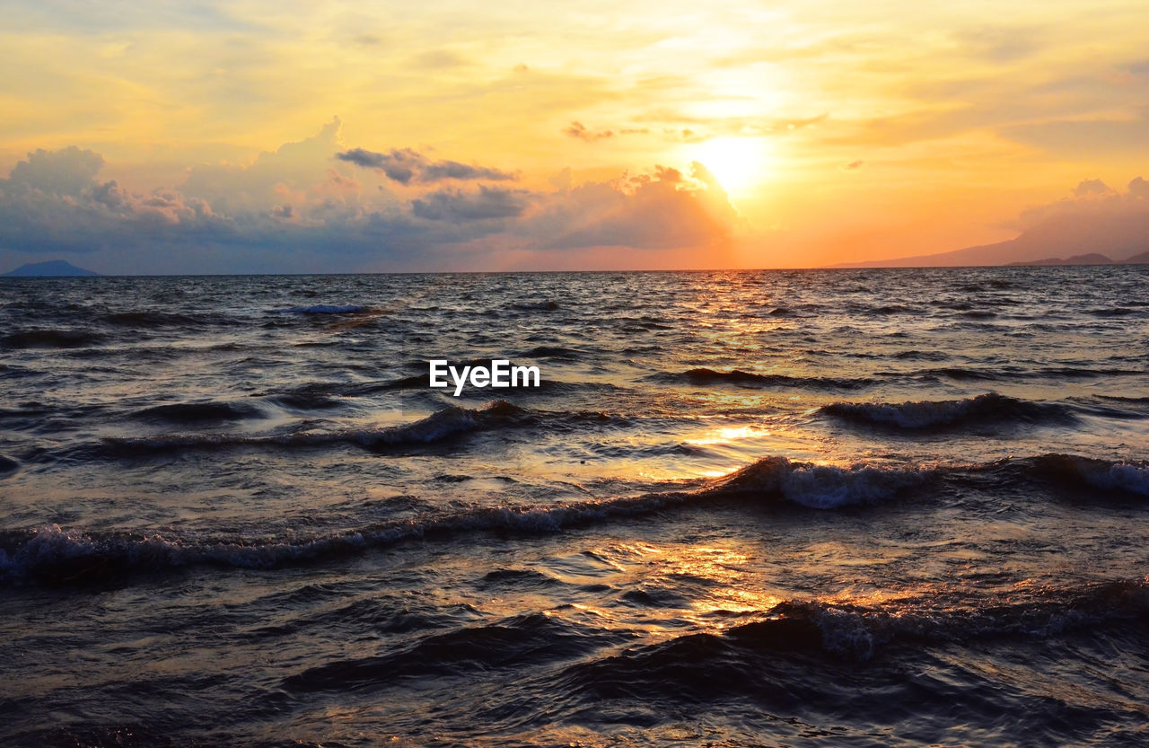 SCENIC VIEW OF SEA AGAINST SUNSET SKY