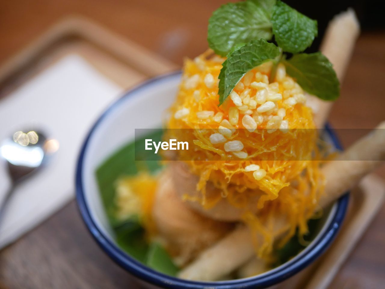 HIGH ANGLE VIEW OF FOOD IN BOWL