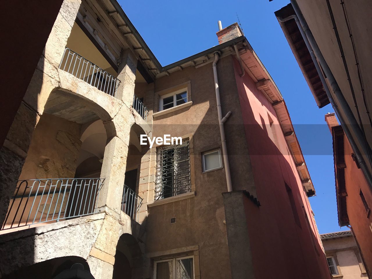 LOW ANGLE VIEW OF HISTORIC BUILDINGS AGAINST SKY