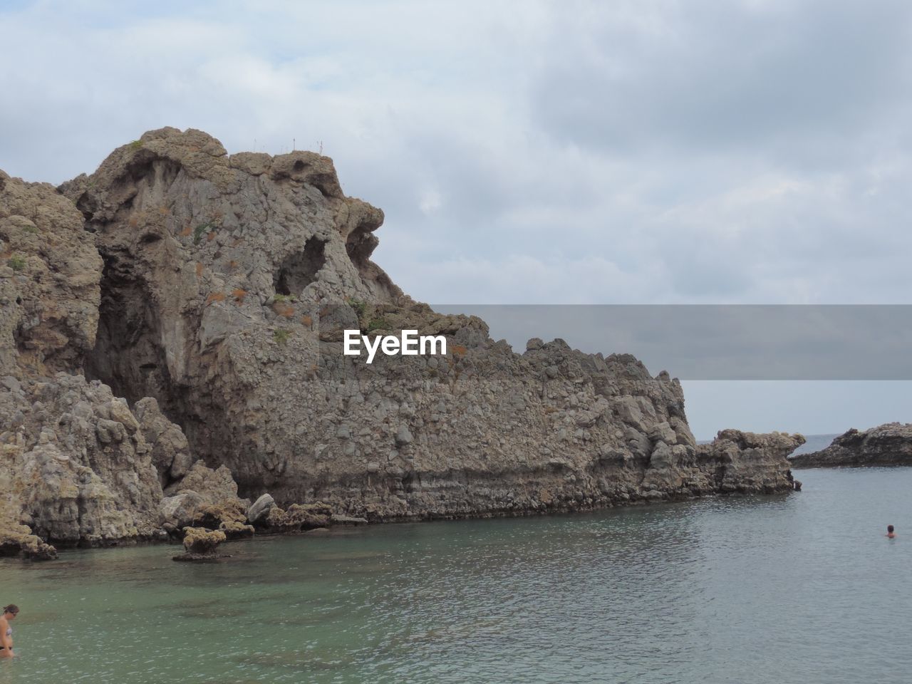 SCENIC VIEW OF ROCK FORMATION IN SEA AGAINST SKY