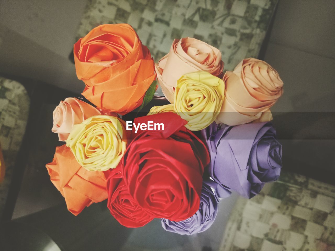 HIGH ANGLE VIEW OF MULTI COLORED ROSE BOUQUET