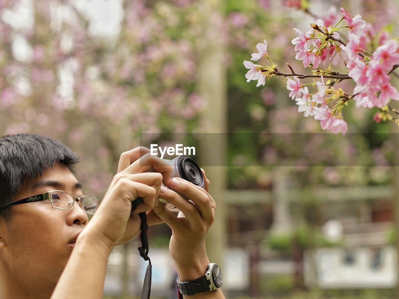 MIDSECTION OF WOMAN PHOTOGRAPHING AT CAMERA