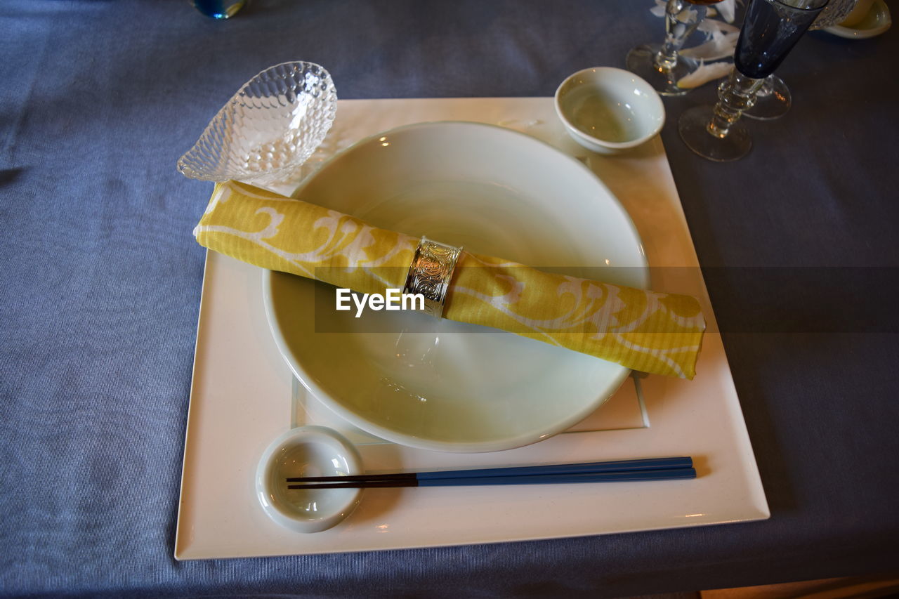 CLOSE-UP HIGH ANGLE VIEW OF FOOD ON TABLE