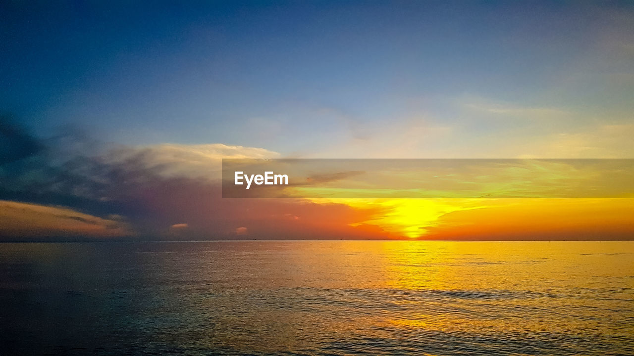 SCENIC VIEW OF SEASCAPE AGAINST SKY DURING SUNSET