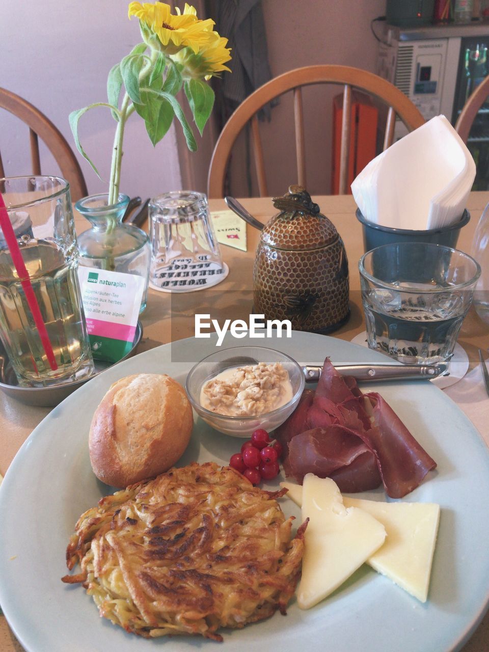 CLOSE-UP OF BREAKFAST SERVED ON PLATE