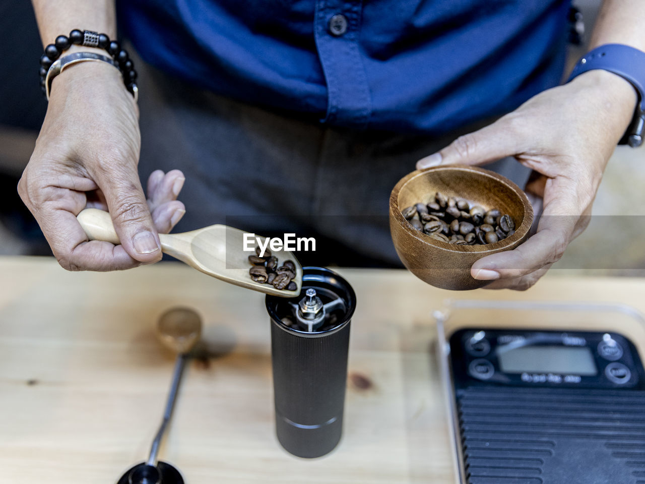 Cropped image of barista preparing coffee in cafe