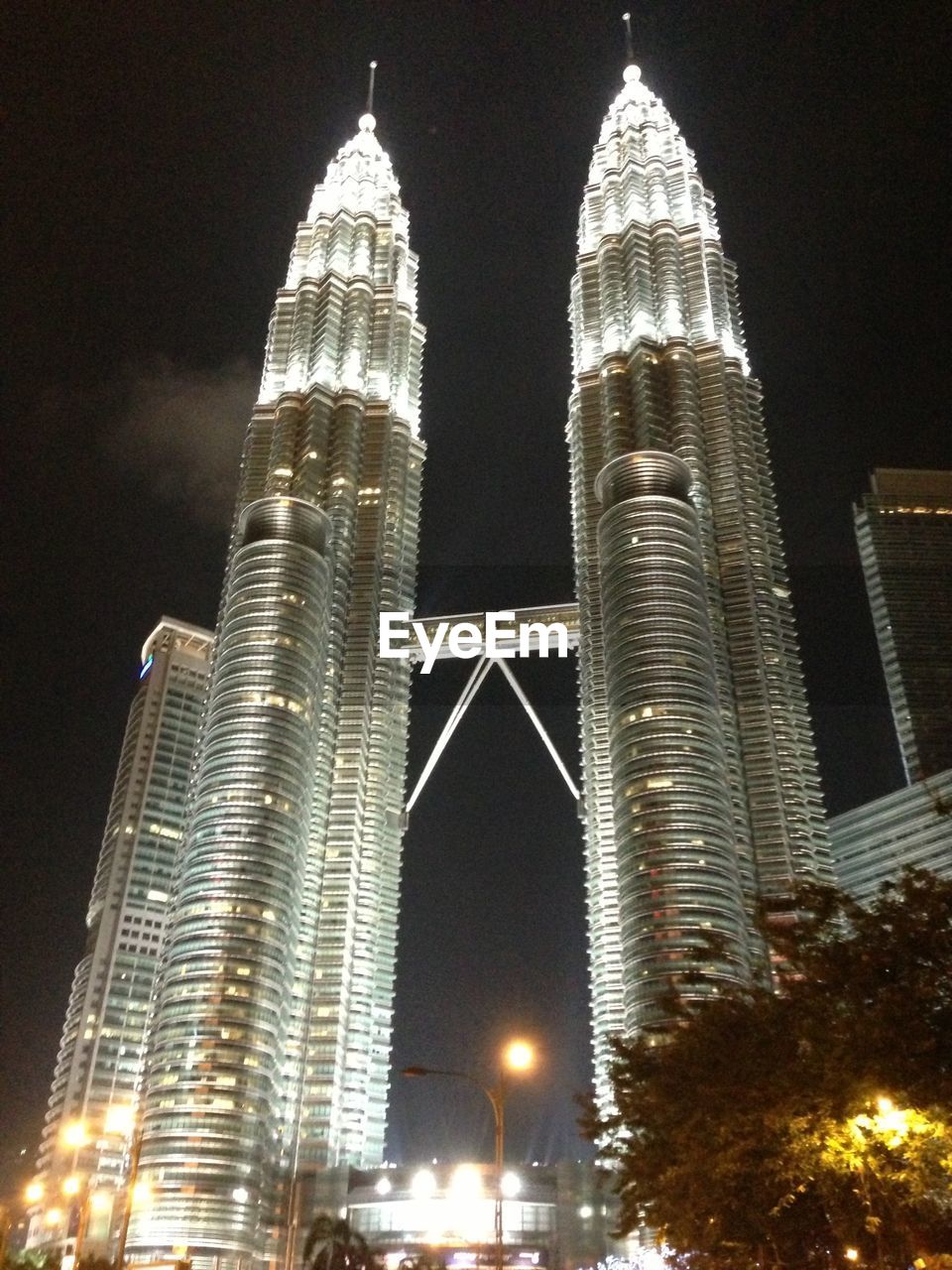 LOW ANGLE VIEW OF MODERN BUILDING AT NIGHT