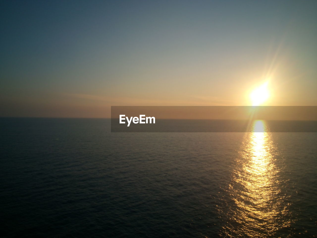 SCENIC VIEW OF SEA AGAINST SUNSET SKY