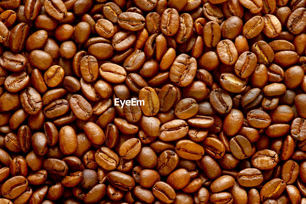 FULL FRAME SHOT OF ROASTED COFFEE BEANS IN A