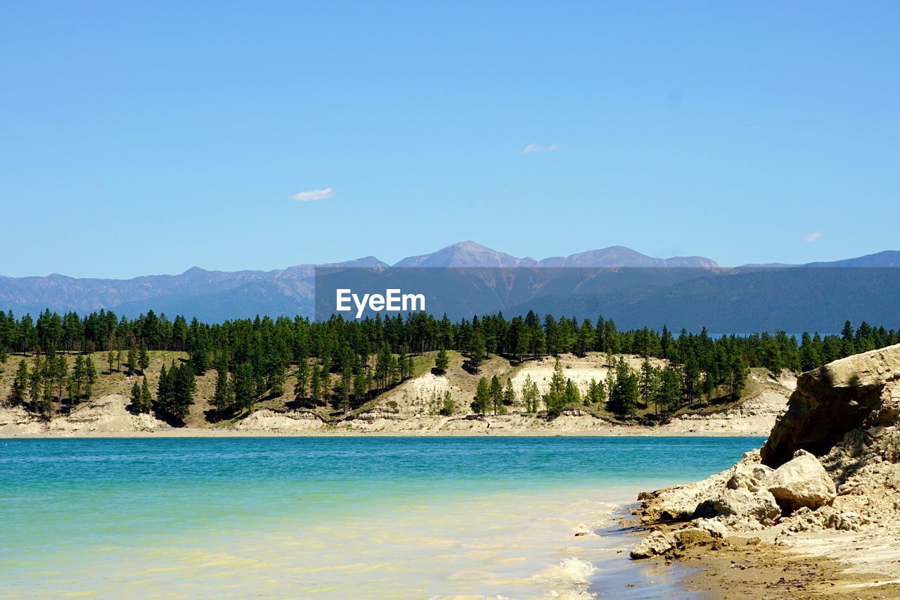 SCENIC VIEW OF LAKE AGAINST CLEAR BLUE SKY