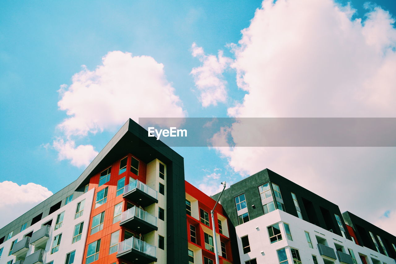 LOW ANGLE VIEW OF BUILDINGS AGAINST SKY