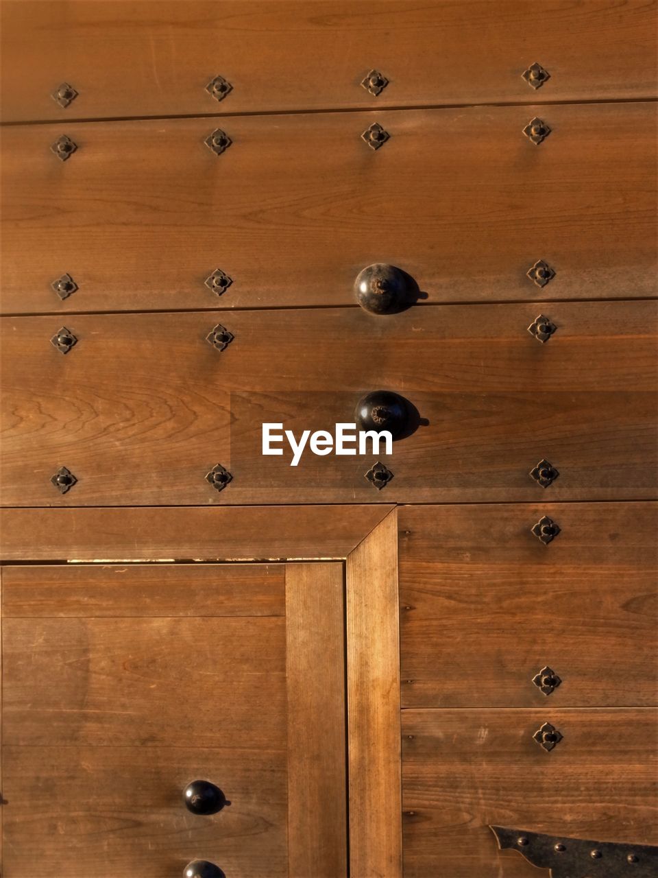 FULL FRAME SHOT OF WOODEN WALL
