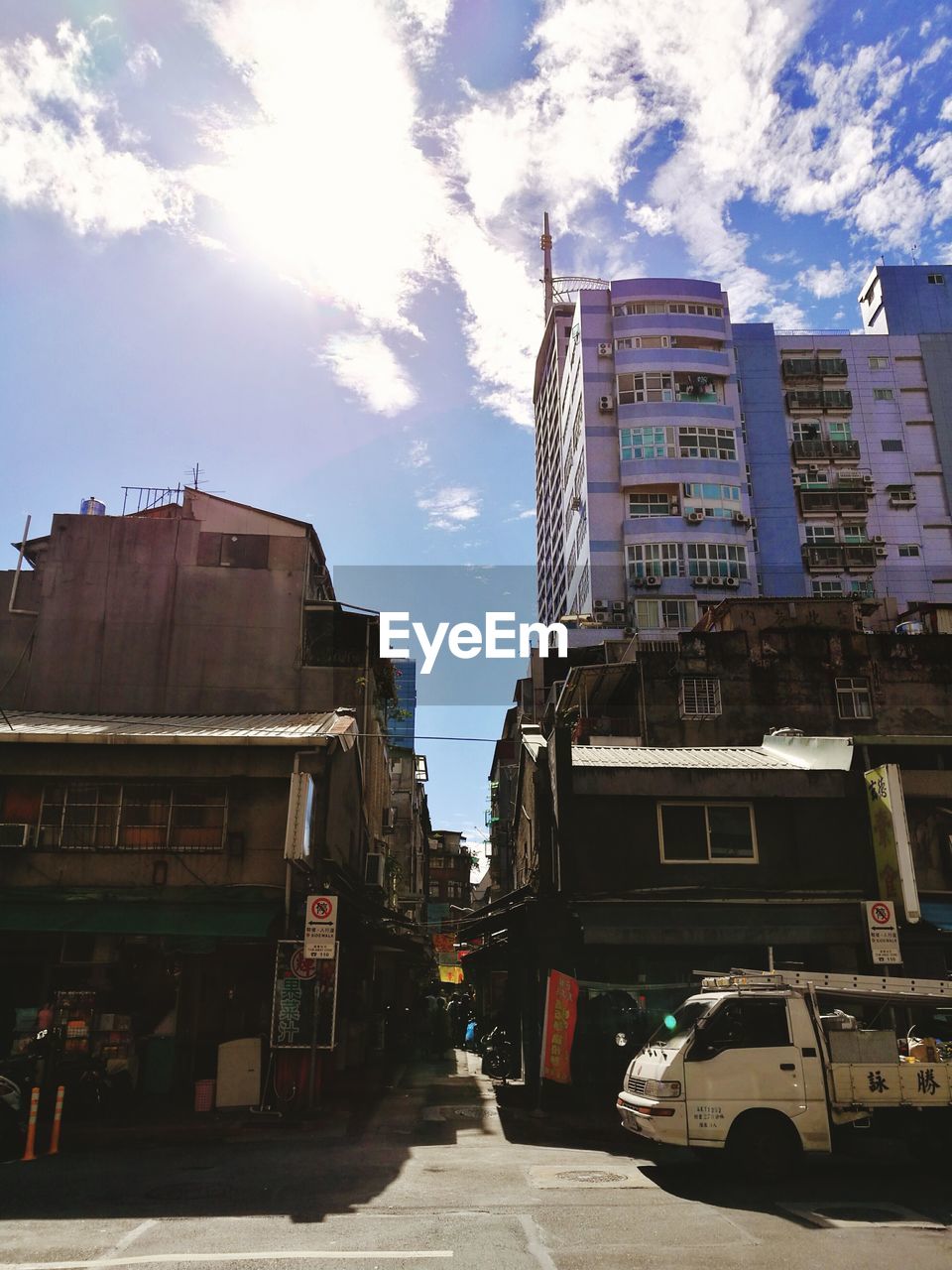 VIEW OF BUILDINGS IN CITY AGAINST SKY