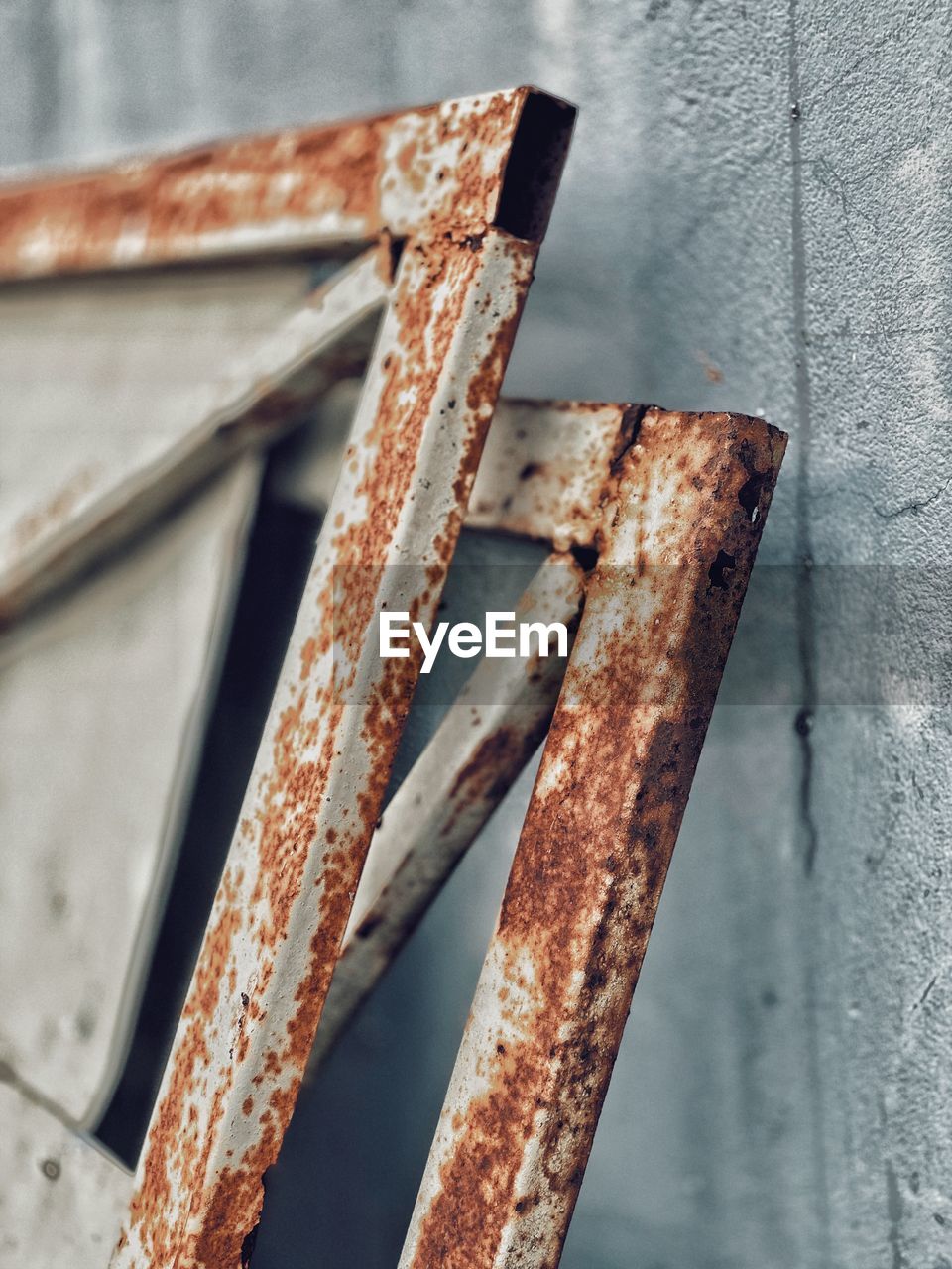 CLOSE-UP OF RUSTY METAL ON WALL