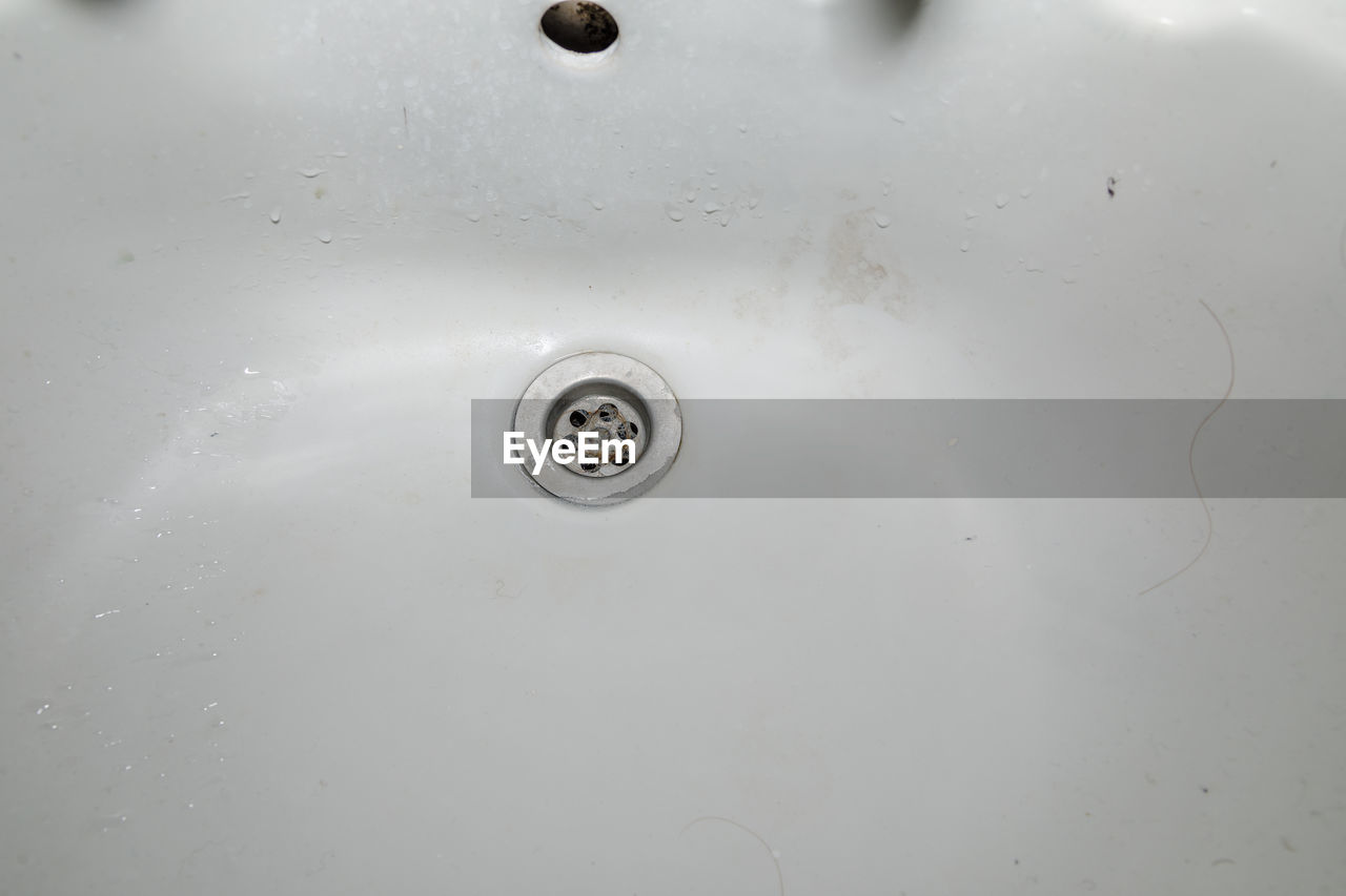 sink, domestic room, water, home, drain, plumbing fixture, bathroom, indoors, household equipment, close-up, no people, nature, domestic bathroom, drop, white, kitchen sink, domestic kitchen, faucet, wet, motion, circle, bathroom sink, hygiene, backgrounds, geometric shape