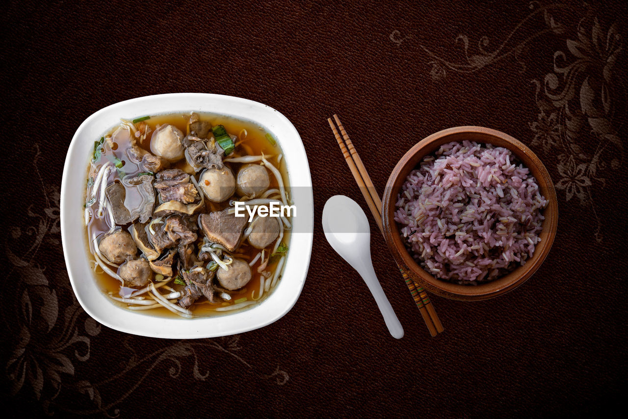 HIGH ANGLE VIEW OF FOOD ON TABLE