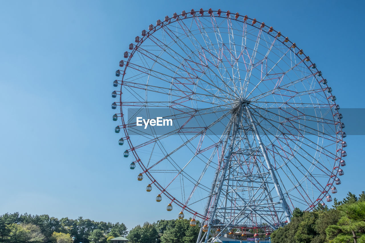 LOW ANGLE VIEW OF FERRIS WHEEL AGAINST SKY