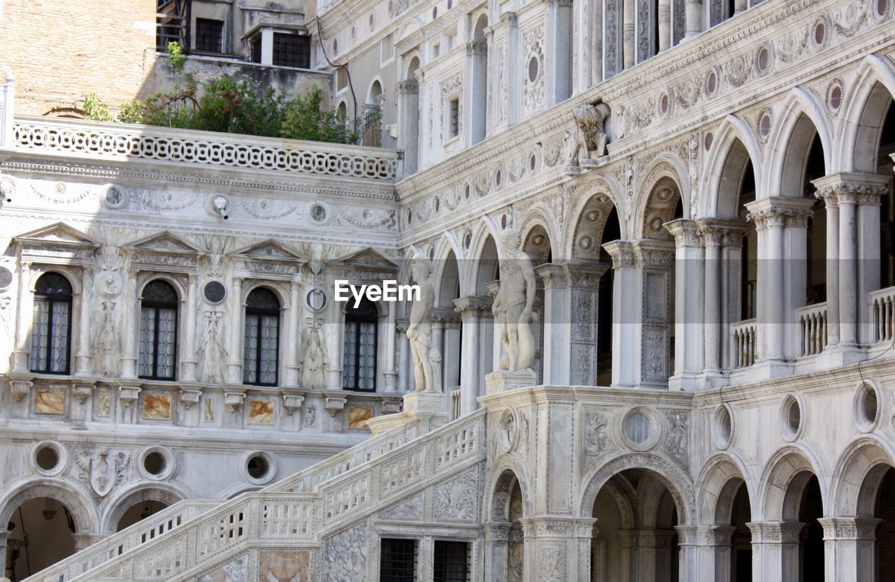 Courtyard doge palace venice