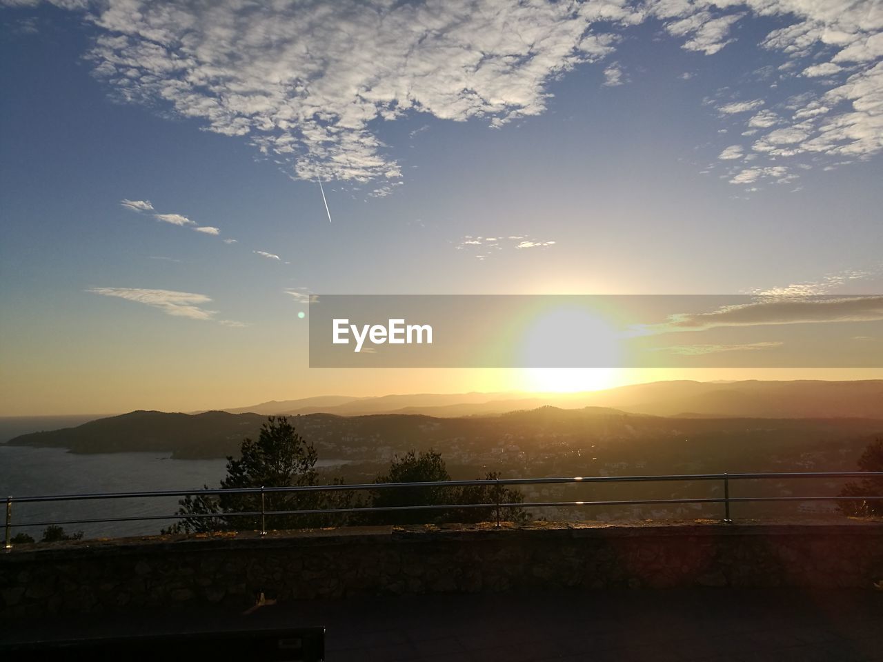 SCENIC VIEW OF SEA AGAINST SUNSET SKY